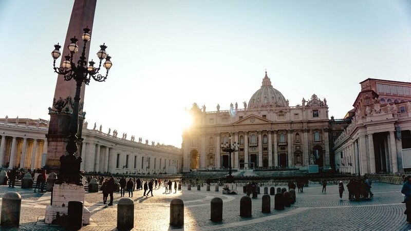 Panoramic view of St. Peter’s Basilica and Vatican City landmarks in Rome, ideal for a private Sistine Chapel and Colosseum tour