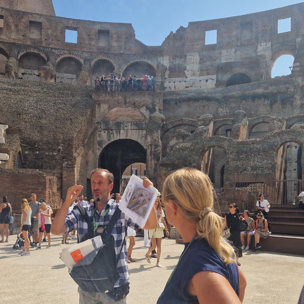 Guide Explain the Arena on a Colosseum and Vatican & Combo Tour