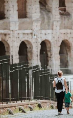Kids-Family-Colosseum-Ancient-Rome-tour-800×500 Family with kids enjoying a guided Colosseum and Ancient Rome tour.